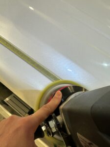群馬県伊勢崎市で新車ニッサンセレナ
ガラスコーティング施工前の研磨途中
