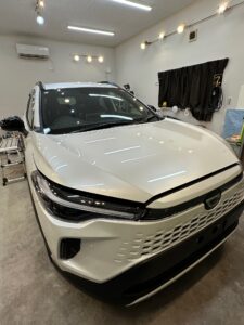 群馬県伊勢崎市でトヨタカローラクロスネオガイアセラミック塗料コーティング施工前研磨後の艶