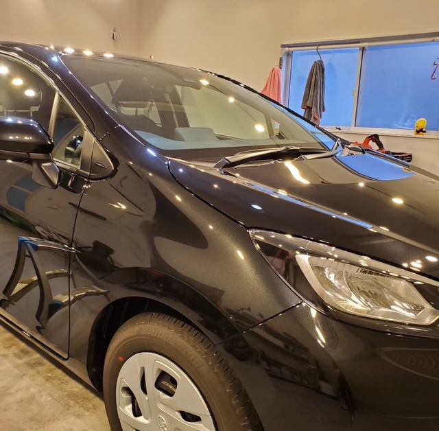 トヨタ アクア セラミックコーティング施工後 艶と深みのある仕上がり 群馬県伊勢崎市