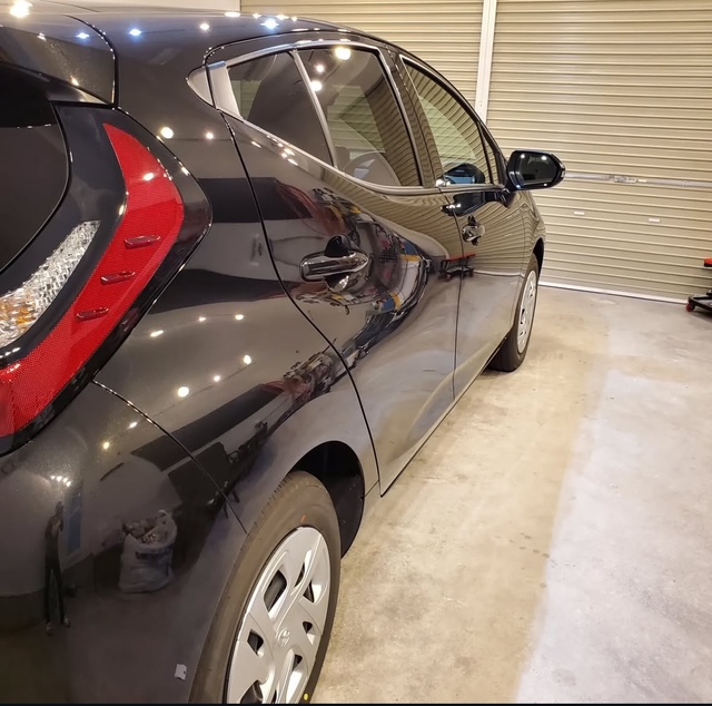 トヨタ アクア セラミックコーティング施工後 艶と深みのある仕上がり 群馬県伊勢崎市