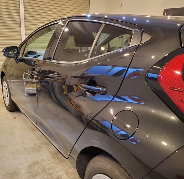 トヨタ アクア セラミックコーティング施工後 艶と深みのある仕上がり 群馬県伊勢崎市