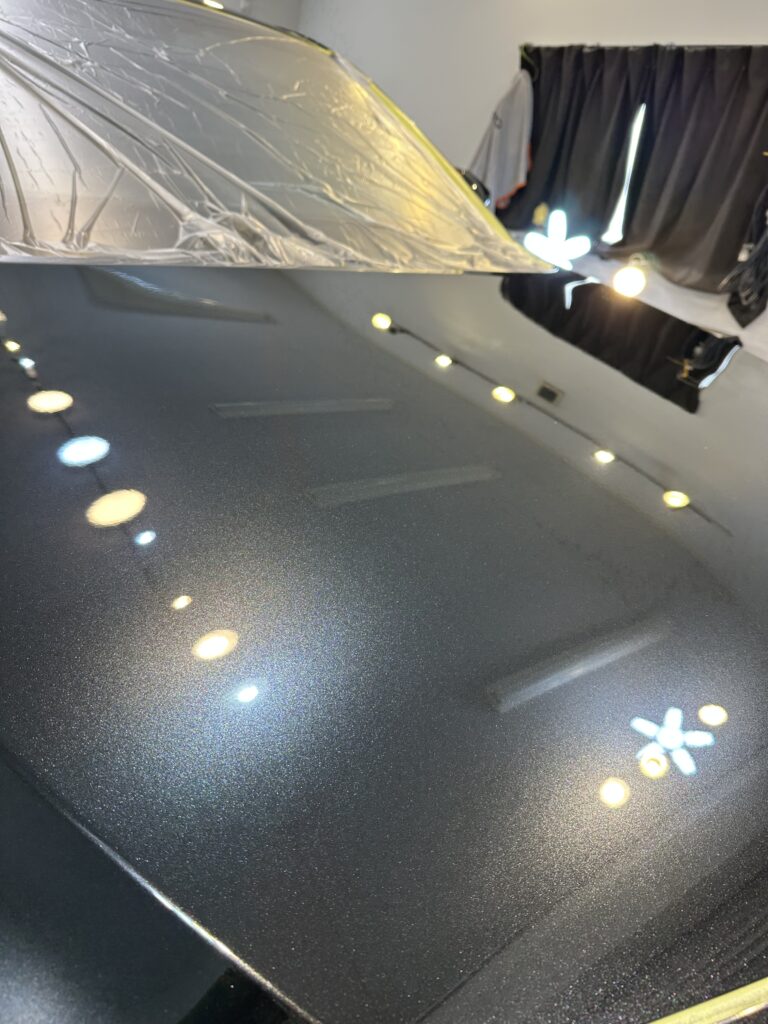群馬県伊勢崎市のTOYOTA80系ハリアー(黒メタリック)に花粉シミ処理・1工程研磨を施工した仕上がりの様子