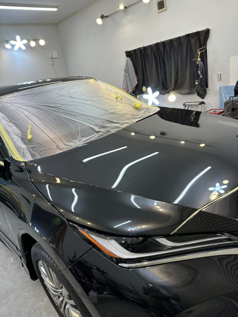 群馬県伊勢崎市のTOYOTA80系ハリアー(黒メタリック)に花粉シミ処理・1工程研磨を施工した仕上がりの様子