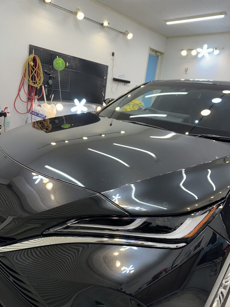 群馬県伊勢崎市のTOYOTA80系ハリアー(黒メタリック)に花粉シミ処理・1工程研磨・ガラスコーティングを施工した仕上がりの様子